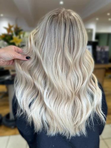 A light and lovely blend of creamy tones